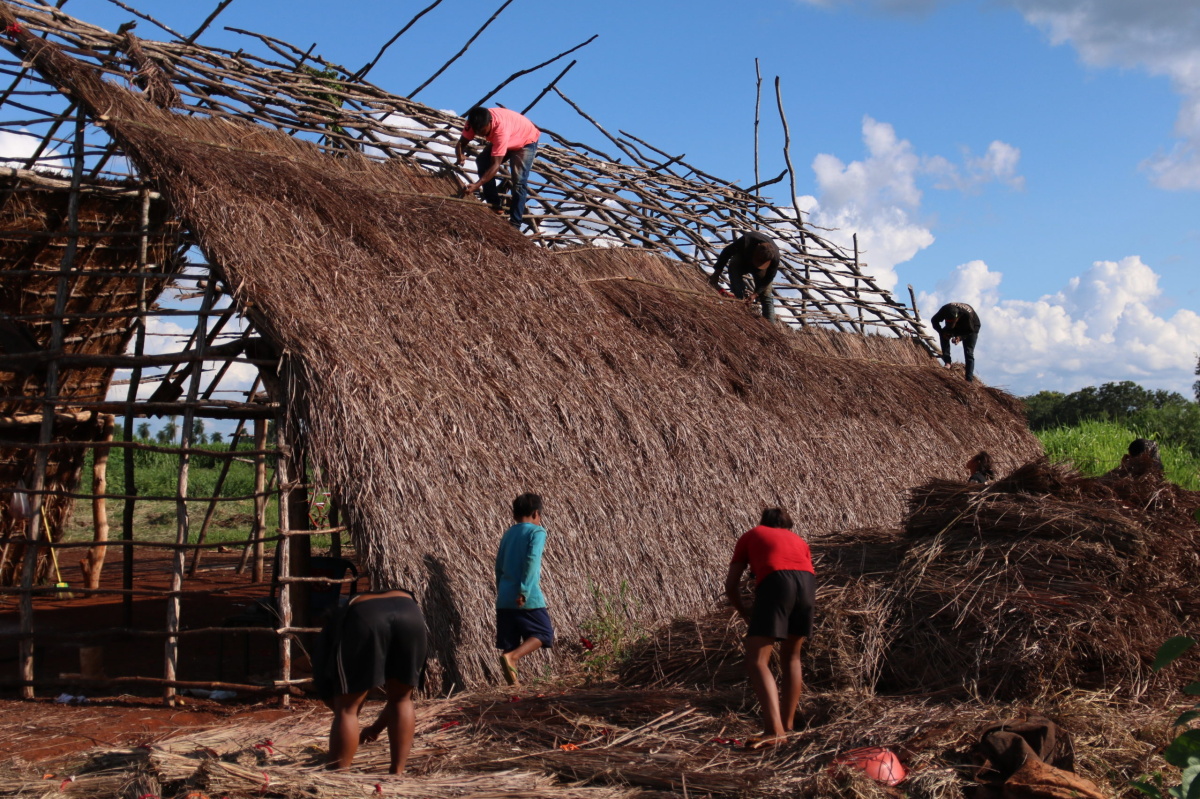 Community members building a new Ceremonial House (Oga Pysy) in Laranjeira Nhanderu (Photo: Fabiana Fernandes)