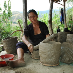 Orfilia Mondragón making pots, San Bartolomé de los Olleros, Piura, Perú  (Photo: Gabriel Ramón)