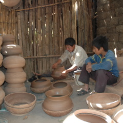 Francisco Manchay making pots in company of his son, Sondorillo, Piura, Perú (Photo: Gabriel Ramón)