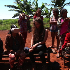 Raffaella Fryer-Moreira shows 360 video footage to Guarani and Kaiowá shamans on VR headset (Photo: Fabiana Fernandes)
