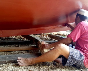 The boatbuilder spreading animal blood on the keel. Photo: UNO/UI