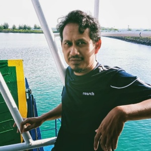 Muzayin Nazaruddin on a ferry Banda Aceh to Pulo Aceh for his research about traditional knowledge and practices of local fishermen in conserving marine ecosystem in Aceh. (Photo: Anugrah Pambudi)