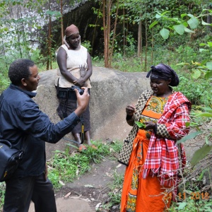 Patrick Maundu interviewing Mrs Naumi wa Mutiso, Makueni county (Photo: Patel Muiruri)