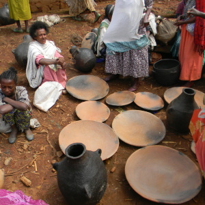 Potters selling pots (Photo: Bula Wayessa)