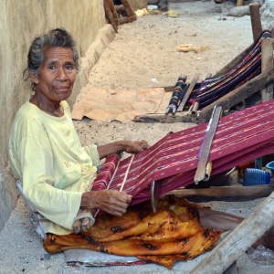 An Alurung weaver, Buaya Island, Alor Regency, Indonesia. (Photo: L. S McIntosh)