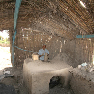 The potter makes the Jahla ware in the first step (Engaara) (Photo: Hossein Mashari)