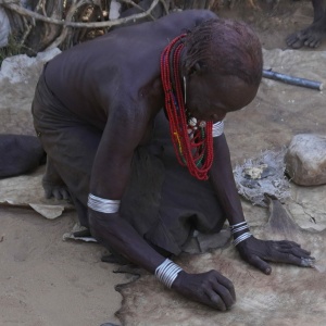 Hidescraping with stone tools, Ileret, Kenya, 2022 (Photo: Matthew Douglass)