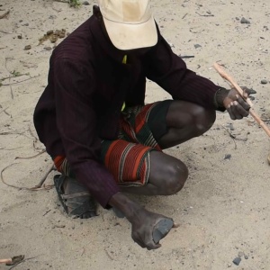 Man producing stone tools for use in woodworking, East Turkana, Kenya 2022 (Photo: Johnathan Reeves)