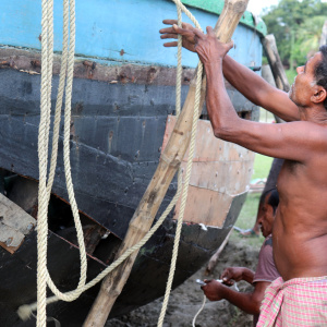 Natural-fibre ropes are used to hold planks in position during repairs. (Photo: Swarup Bhattacharyya)