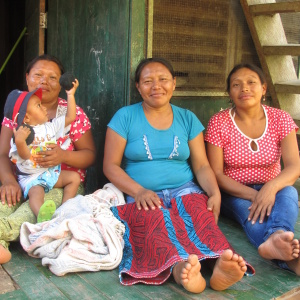 Sisters weavers in Puerto Esperanza village. (Photo: M. E. del Solar)