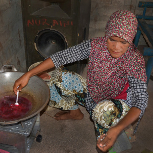 Adding salt to a dye bath of sappan wood. Ternate Island, Alor Regency, Indonesia. (Photo: L. S. McIntosh)