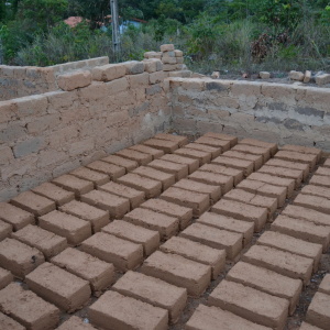 An adobe house is under construction, and the bricks dry in the sun. (Photo: Ana Carolina Brugnera)