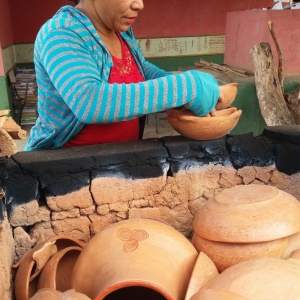 After the firing process, the local potter, Nilda, takes ceramic pieces out of the furnace (Photo: IPCE Archive)