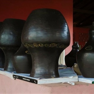 Pots decorated with toá and ready to fire. (Photo: Oleiras do Candeal Community Archive)