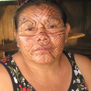 Aurea Silva with kené kuin symbolic graphics. Nueva Esperanza village. (Photo: M. E. del Solar)