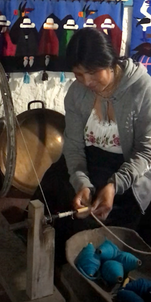 Woman preparing the skein of wool (Photo: Lorena Toro)