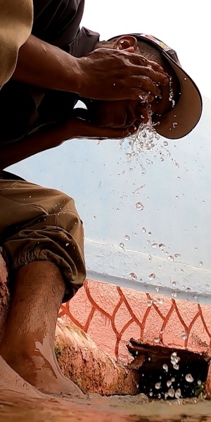 Abbas cooling off in foggara, Algeria, 2023. (Photo: J. I. Robles)