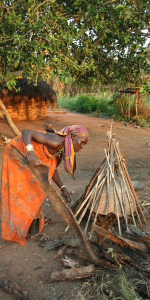 Komo woman about to fire a pot  (Photo: Alfredo González Ruibal)