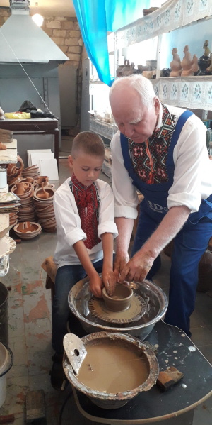 Master potter Ivan Honchar and his great-grandson Andrii Savchuk (Kobolchyn, Chernivtsi region, 23 June 2022). (Photo: Dana Savchuk)