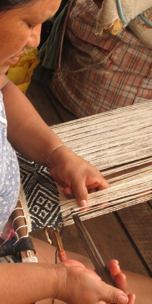 Doris Salomón weaving a hunter’s bag in a backstrap loom. Nueva Esperanza village. (Photo: M. E. del Solar)