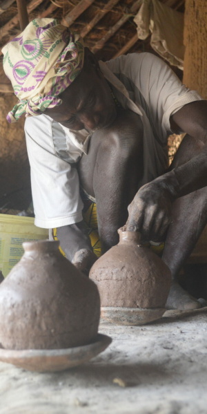 Ms Naguis crafting a ceramic vessel (Photo: Bruno Pastre Máximo)