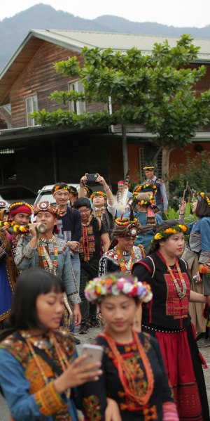 A traditional Paiwan wedding at the post-disaster relocated permanent housing site of Rinari, 2021. (Photo: Te-Chen Lu)