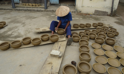 Kinh potter smooting and enlarging small cooking pots (niêu) in Thanh Hà village (Photo: Cécile de Francquen)