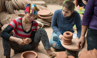 Cécile de Francquen interviewing a potter in Phù Lãng. (Photo: Noël-Tiến NGUYEN-THE)