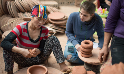 Cécile de Francquen interviewing a potter in Phù Lãng. (Photo: Noël-Tiến NGUYEN-THE)