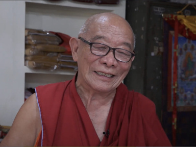 Nabza' Chenmo, Venerable Phuntsok Tsering in his workshop, during an interview with the Tibet Museum (Photo: Tibet Museum)