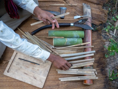 CHI Monivong’s tools for making Angkuoch Russey (bamboo Jew’s harp). (Photo: Catherine Grant, 6 January 2020)  •  ឧបករណ៍ដែលលោក ជី មុនីវង់ ប្រើប្រាស់សម្រាប់ធ្វើអង្កួចឬស្សី។សី។ រូបថតដោយ៖ ខាត់ធឺរីន ហ្ក្រាន, ថ្ងៃទី ០៦ ខែមករា ឆ្នាំ២០២០​។