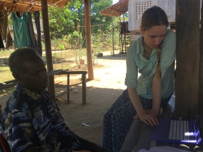 Warama Kurupel and Catherine Scanlon working on Ende texts (Photo: Madeleine Scanlon)