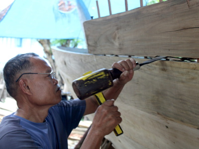 The boatbuilder shaping the plank seam with the chisel and the hammer. Photo: UNO/UI