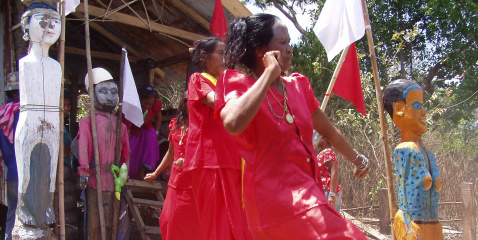 The bo lobung ceremony in Lebi (2007): dancing for the ancestors’ spirits. Photo: Jacques Ivanoff