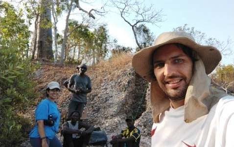 Bruno Pastre Máximo (front), Marília Oliveira Calazans (left), Eusébio Coli (lower-left), Euclides André Correa (lower-right), Justino Coli (back). The team is in front of the excavation of the archaeological shell mound Icun I, in the village of Coladje (Photo: Bruno Pastre Máximo)
