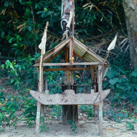 The shaman’s altar (papan puti) at the foot of a Nyawi’s lobung (2017). Photo: Jacques Ivanoff