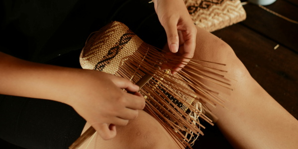 Weaving a small basket called Jumuak Isok, 2022. (Photo: Sepatokimin Initiative)