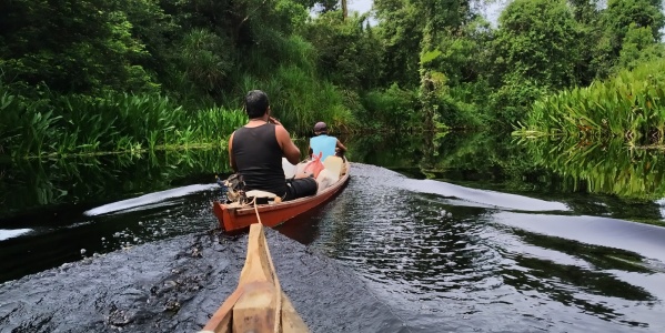 People depart by traditional boat from their village to the forest to harvest honey. (Photo: Marzuki)