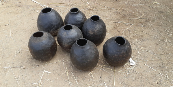 Beer pots employed in a funeral Datsin people (Photo: Alfredo González Ruibal)