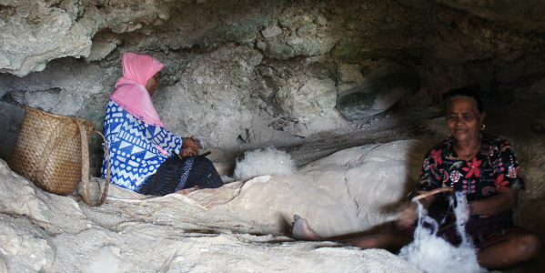 Alurung weavers card and spin cotton and milkweed fibres together in a cave. Ternate Island, Alor Regency, Indonesia. (Photo: Gayle Roehm)