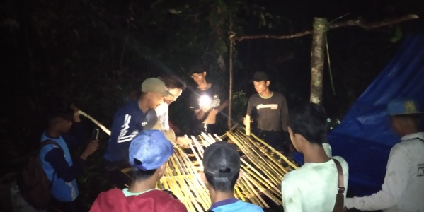 People are weaving bamboo slats into mats for squeezing beehives. (Photo: Marzuki)