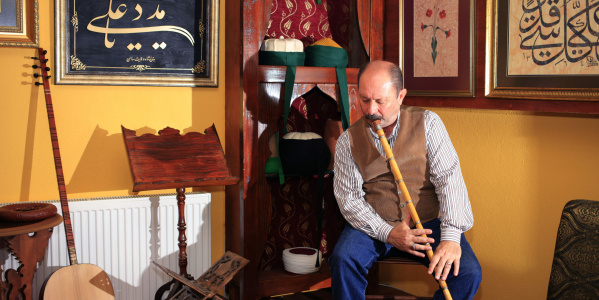 Ney artist and craftsman Salih Bilgin playing the ney at his Istanbul workshop (Photo: Salih Bilgin)