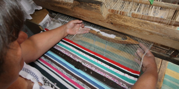 The process of weaving the rug, Stoianovca village, Cantemir district (Photo: Viorel Miron)