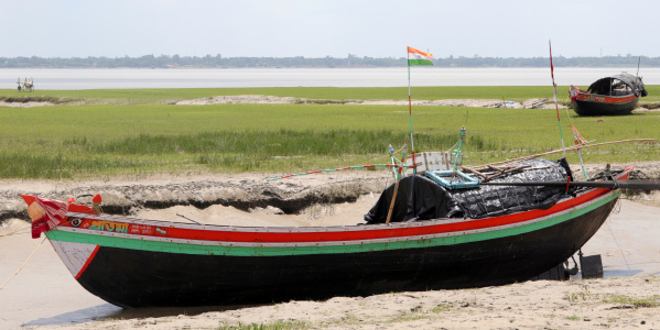 A motorised chhot at Dihimondolghat village: note the adornment and use of chemical colour. The natural bank of the Rupnarayan river is ideal for mooring and repairing boats. (Photo: Swarup Bhattacharyya)