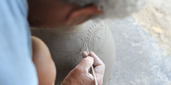 The potter decorates Jahla, Hakami village, Minab, Hormozgan, Iran, 2023 (Photo: Hossein Mashari)