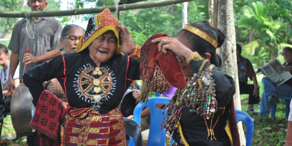 Odun Sobinting (on the left), a Lotud spirit medium (libabou) wearing a sash with a linangkit seam (on top) as a headcloth while in trance.  (Photo: Yunci Cai)