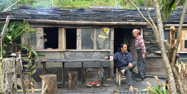 “Little Hunter” couple are in front of their slate house in Kucapungane. More and more people have moved back, repaired the slate houses and settled under the returning homeland movement. (Photo: Hsien-Wen Li)