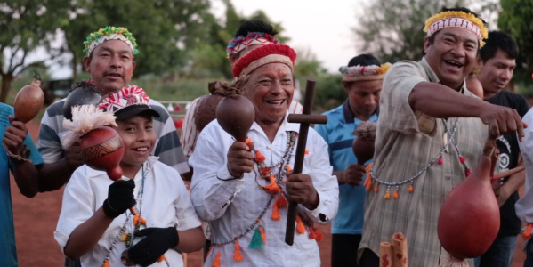 Guarani and Kaiowá shamans celebrate during the beginning of the Jerosy Puku ritual (Photo: Doriano Morales)