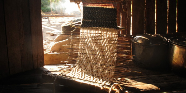 Weaving in process, backstrap loom. Puerto Esperanza village. (Photo: M. E. del Solar)