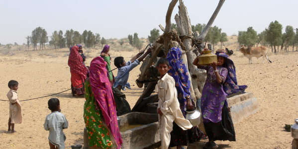 A scene where women and children are seen fetching water from the pataali kuan, Jaisalmer district, India, 2008 (Photo: Shubham Mishra)